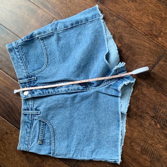 GUESS Y2K Vintage 1.5” Inseam Frayed Jean Shorts Size 30 - Picture 15 of 16